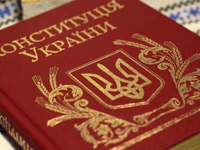 Конституцію України вперше переклали українською жестовою мовою до 30-річчя документа