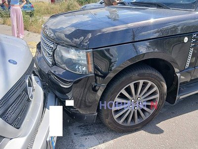 Mercedes при повороті врізався лоб у лоб з Range Rover у Миколаєві