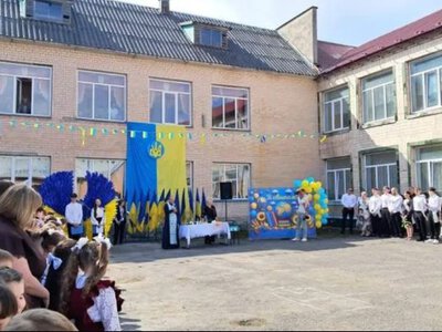 Російська пісня на випусконому: батьки поспіхом виправдовують дітей за такий вибір