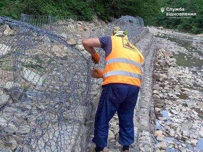 На Вижниччині будують підпірну стінку, яка захистить гірську дорогу від руйнування