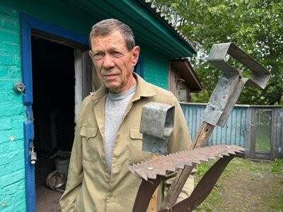 Справляється там, де сапка не проходить: чоловік змайстрував приспособи для городу