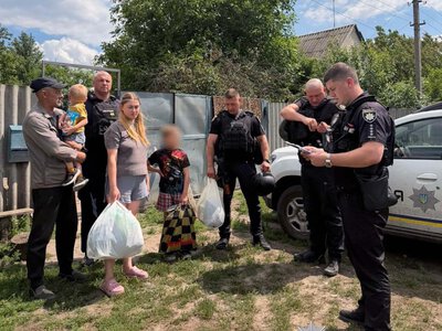 Жінку з двома дітьми евакуювала поліція з небезпечної території Харківщини та притягнула до відповідальності