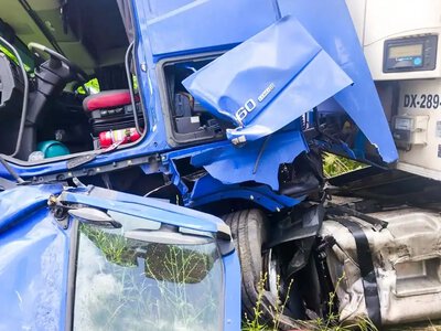 Автотроща на Рівненщині: зіткнулися вантажівка і службове авто поліції, троє травмованих