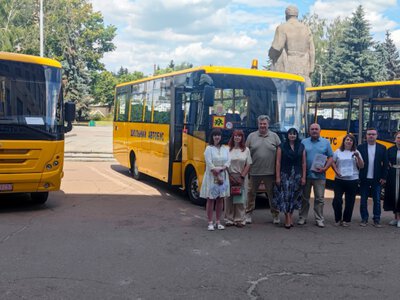 Для трьох громад Житомирської області передали нові автобуси та оголосили про підвищення зарплат освітянам