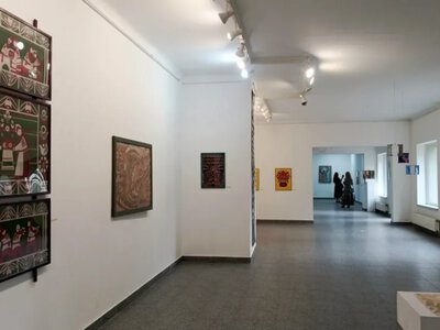 Ажур силуетів та арттерапія папером: у луцькій Галереї спілки художників презентували виставку «Витинанка»