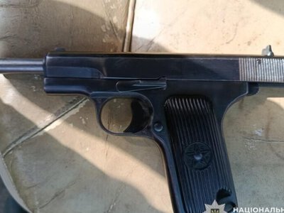 У Синельниківському районі чоловік відкрив стрілянину біля магазину