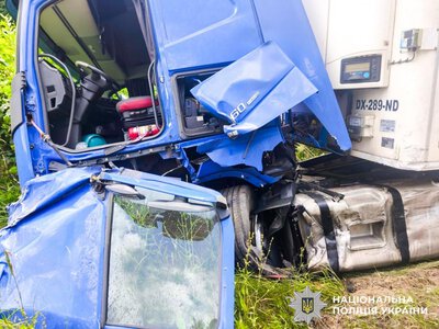 Зіткнулися вантажівка та авто поліції: у ДТП на Рівненщині травмувалися троє людей (ФОТО)