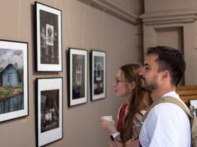 У Чернівцях відкрили фотовиставку «Кафедра Буковини: мандрівне» — експедиції буковинськими селами очима фотографок