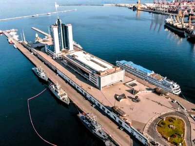 Затонулий хвилелом та кримінальні справи: кому АМПУ віддав контракт на ремонт Одеського порту