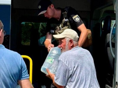 Полиция помогла доставить гуманитарную помощь в Оскольскую громаду