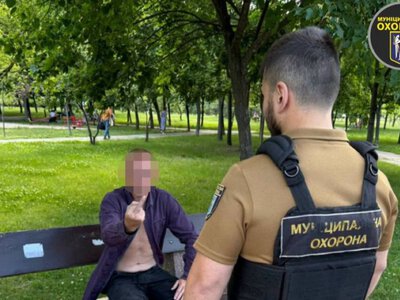 У київському парку чоловік погрожував перехожим битою: його затримала муніципальна охорона