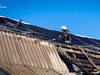 Пожежа у приватному секторі під Броварами змусила підняти за тривогою кілька підрозділів рятувальників.