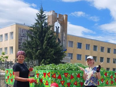 Фотофакт: викладачі Шосткинської школи мистецтв оновили декоративні вазони на подвір’ї закладу