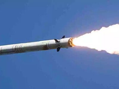 Київ перебував під атакою російської балістики: зафіксовано падіння уламків і пожежу