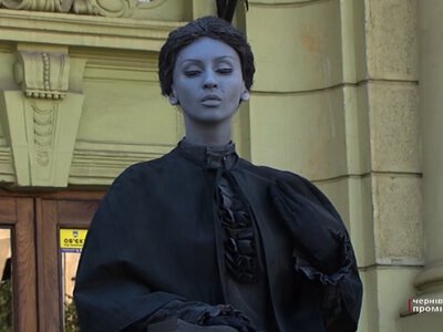 Міми, живі статуї, оркестр та ходулісти: у Чернівцях влаштують перформанс у центрі міста