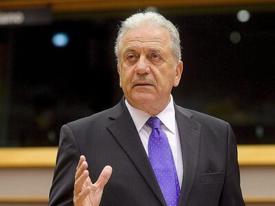 Колишній єврокомісар Аврамопулос звернувся до суду через ордер на арешт
