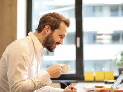 Віддалена робота закріпилася у світі попри спроби компаній повернути працівників до офісів