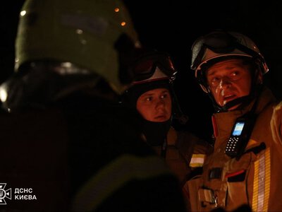 Понад 100 рятувальників ліквідували масштабну пожежу в Дарницькому районі після обстрілу