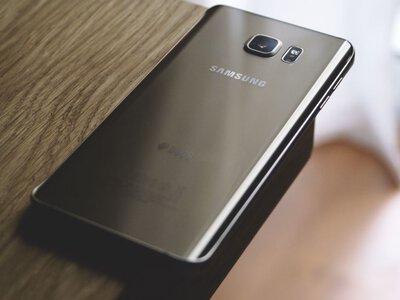 Смартфони Samsung навчилися заряджати інші гаджети: які 5 пристроїв це підтримують