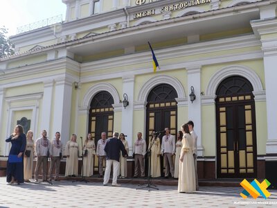 У Житомирі відзначили День кримськотатарського прапора: капела «Орея» виконала гімни двох народів