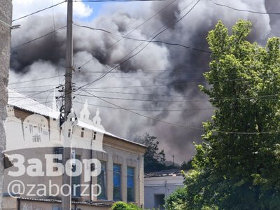 Приліт в Олександрівському районі у Запоріжжі: горить будинок, відомо про поранених (фото, відео)
