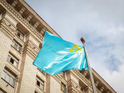 У центрі Києва замайорів бірюзовий прапор: причина та значення, - ФОТО