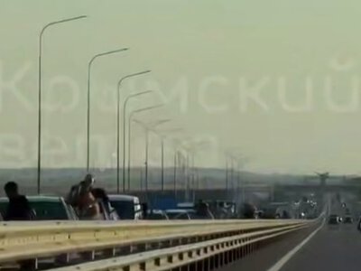 Біля Кримського мосту — черги на виїзд із півострова, скупчилися тисячі машин