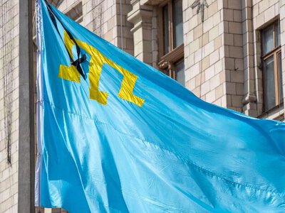 У Києві підняли кримськотатарський прапор біля будівлі МЗС: фото