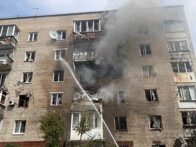 Рашисти вдарили безпілотником по багатоповерхівці в Ізюмі, є загиблий та поранені (фото)