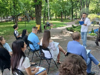 У Центральному парку десятки кам’янчан написали Диктант єдності «Український Голлівуд» - ФОТОФАКТ