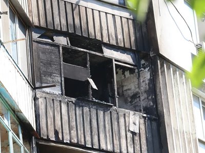 Дрон РФ вночі атакував багатоповерхівку у Центральному районі Херсона: вибиті вікна, пошкоджені автівки