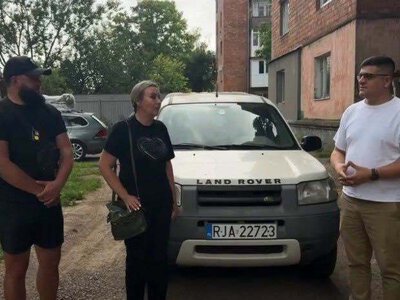 Волонтери з Буковини забезпечили військових позашляховиком для фронту