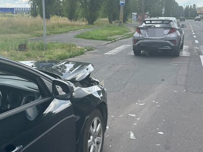 У Черкасах водій Volvo в’їхав у кросовер, який зупинився пропустити пішохода