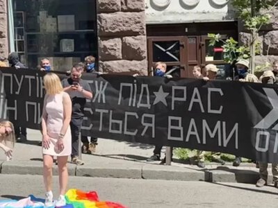 Після інциденту з прапором ЛГБТК+ у Києві студентка втратила роботу