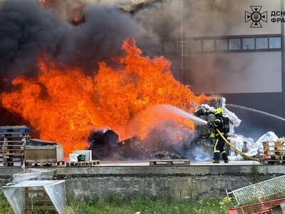 Горіли склади та піддони: у Франківську ліквідували велику пожежу