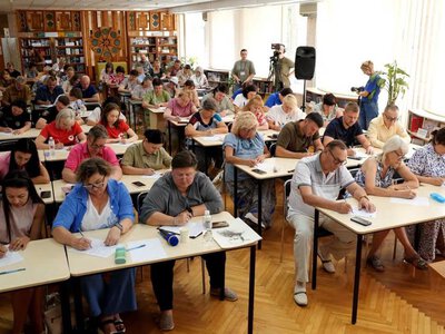Миколаївці вчетверте долучилися до написання «Миколаївського диктанту» до Дня Конституції України (ФОТО)