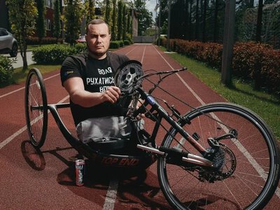 Київський Гулівер показує фото Дмитра Нищика з Херсонщини