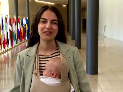 Шведська міністерка прийшла на засідання ЄС із немовлям — це перший подібний випадок в історії блоку (ВІДЕО)