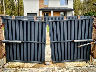 Найдорожчі помилки власників розпашних воріт – чого слід уникати під час встановлення та експлуатації