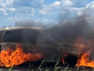 Вечірня атака російського дрона у Херсоні: згоріло цивільне авто з чоловіком всередині