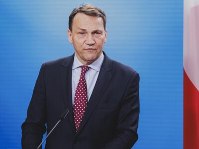 Сікорський охарактеризував рішення позбавити Зеленського ордена як неадекватне