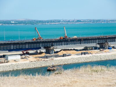 В окупованому Криму вночі перекривали Керченський міст через нібито атаку дронів