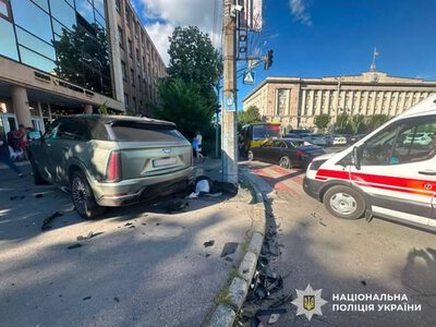 Потрійна ДТП за участю двох авто та автобуса у Черкасах: травмувались двоє дітей 