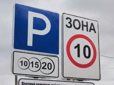 У дворі луцької багатоповерхівки водії паркують авто на тротуарі (Фото)