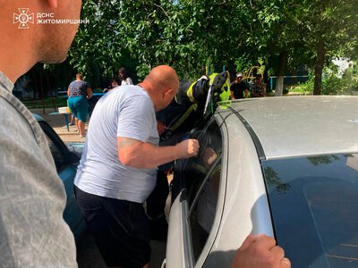 У Бердичеві рятувальники допомогли відчинити автомобіль, у якому зачинилася дитина