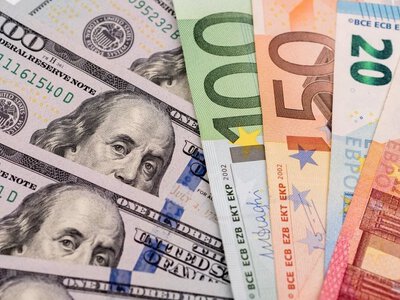 Долар по 45 гривень: українцям пояснили, чи варто скуповувати валюту вже зараз