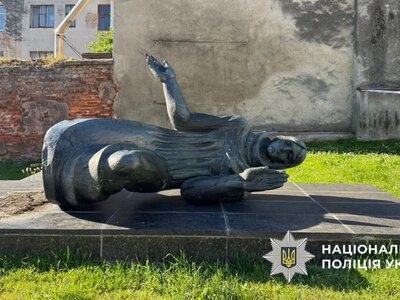 На Львівщині затримали чоловіка, який пошкодив меморіал жертвам німецької окупації