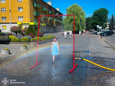 На Закарпатті рятувальники рятують містян від спеки водяними рамками: де освіжитися