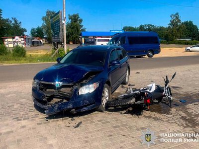 На Рівненщині водійка Skoda зіткнулась з мотоциклістом