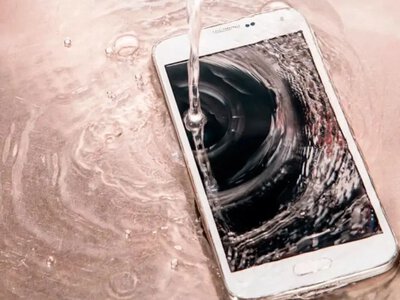 Як діяти, якщо смартфон впав у пісок чи воду - На пенсії